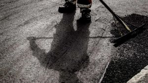 Frem med tålmodigheden: Asfaltarbejde på stor indfaldsvej sender bilister på kil...