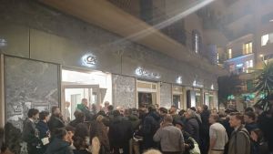 Napoli, in serata l'assedio dei clienti fuori alla banca rapinata: «La mia cassetta di sicurezza è stata svaligiata?»