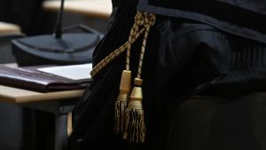 Bidello guardone piazza una microcamera nei bagni della scuola: incastrato dalla maestra detective