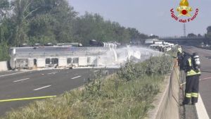 Ancora caos dopo l’incidente in A14: cisterna si schianta contro un Tir e si ribalta, morto il camionista