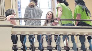 El paraíso que sostienen los hombros rotos