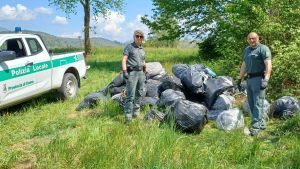 Colverde, sembrano sacchi di rifiuti abbandonati ma nascondono marijuana: sequestrato oltre un quintale