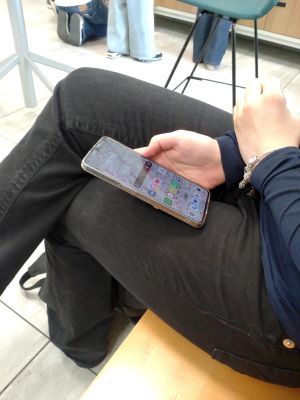 Kajaanin lyseon oppilaan mielipide: Tarvitaanko Kainuun kouluihin aidosti täyskännykkäkieltoa?