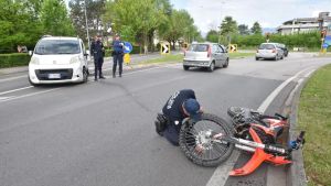 Scontro moto-auto a Conegliano: 17enne sbalzato per dieci metri, salvato dal casco