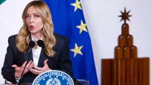 La tregua di Meloni. Sente Macron e vola a Parigi in cerca di una soluzione per Hormuz