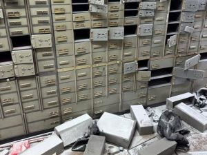 I punti chiave della rapina in banca a Napoli: niente soldi nel bottino, il colpo durato almeno un'ora, l'ipotesi della 