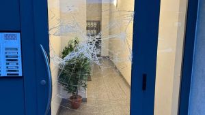 Semina danni e paura in un palazzo, arrestato