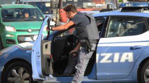 Firenze, rapinata gioielleria del centro commerciale: pistola puntata al proprietario