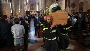 Treviso, morto schiacciato dall’albero sul Botteniga: in mille ai funerali in Duomo