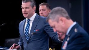 Hegseth attacca i giornalisti “farisei”, ripete slogan di guerra e cerca di non perdere il lavoro