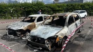 Incendio alla Fantoni di Osoppo: due auto distrutte nel parcheggio, indagini in corso