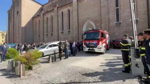 Travolto da un albero, l'ultimo saluto con la sirena dei pompieri