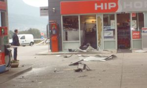 V napadenem bankomatu eksploziv, poteka nadzorovana detonacija