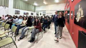 La presidenta del Congreso anima al alumnado de Vegadeo a implicarse en la democracia y admite que la crispación política ofrece una imagen 