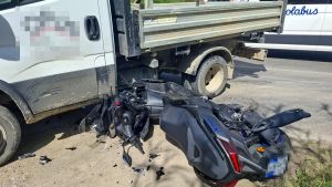 Incidente, diciassettenne ferito: il suo scooter si incastra sotto un camioncino