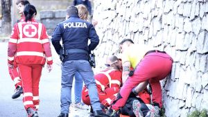 “Sono sopravvissuta, ma ho coperto tutti gli specchi”. Parla la donna lapidata da uno sconosciuto: “Devo avere fiducia, non ho scelta”