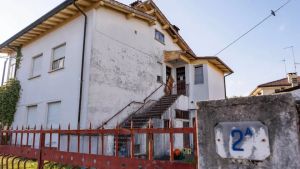 Torna a casa e la trova occupata da due sconosciuti: la proprietaria chiama i carabinieri e li fa arrestare