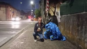 Udine, aggredito in tenda il consigliere Mansi: «Minacce e spintoni per la protesta sui treni»