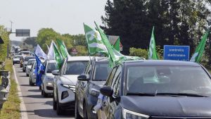 Il corteo sull’Aurelia, l’ennesimo appello in Maremma: “Basta ritardi, vogliamo sicurezza”