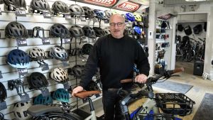 Hans slipper ikke styret helt: Familien på vej ud af kendt cykelforretning i Vej...