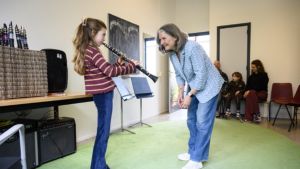 Starten met muziekles kan op elke leeftijd. ‘Mijn leerling van 75 jaar gaat als een trein’