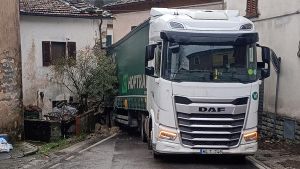 Camion incastrato, Pracchia è ancora ‘isolata’. Disagi per gli studenti