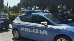 Scappa all’alt, inseguito per un’ora: tuffo in mare per sfuggire agli agenti