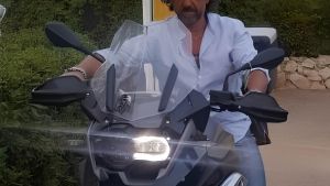 Sbalza dalla moto dopo lo scontro. Muore a 63 anni sulla Provinciale