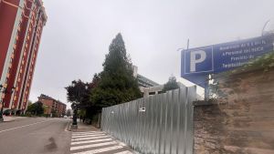 La Universidad de Oviedo valla «por seguridad» el edificio ya desvalijado de la vieja Silicosis