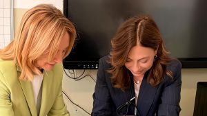 Sindaca e preside preparano il pasto per i bambini