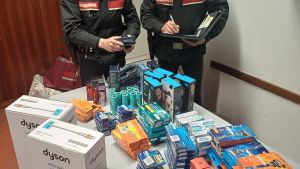 Aspirapolveri e cosmetici. Arrestati due ladri seriali
