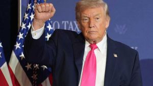 Teheran apre Hormuz, Trump tiene il blocco. Il negoziato, o “transazione”, riparte dall’uranio