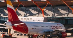 La guerra en Irán, el bloqueo en Ormuz y su efecto en el transporte aéreo: combustible limitado, recorte de vuelos y alza de precios