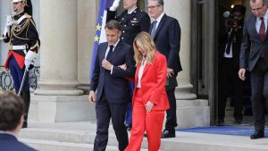 Meloni offre le navi italiane, “Ma serve il voto del Parlamento”. Premier ora in sintonia con Macron