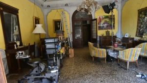 Agenti e autofunebre, il sindaco si allarma. Ma sono le riprese dell’ispettore Stucky