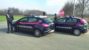 Punta la pistola alla tempia della vicina ai domiciliari, lo storico rapinatore 75enne finisce in carcere