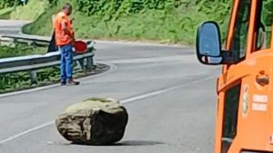Masso cade in strada sulla statale 338 a Bollengo, il versante si muove