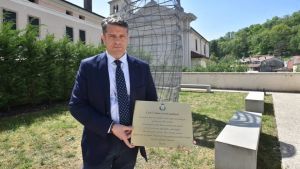 Il paese dove il sindaco dedica una piazza alle vittime degli errori giudiziari
