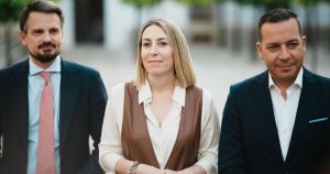 El PP se salta su propio documento marco en el acuerdo racista con Vox en Extremadura