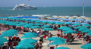 Turismo, l’Estate 2026 sarà più cara: voli a +20 per cento