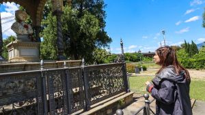 Molesta donne e le filma con la GoPro. Ciclista mascherato semina il panico nel parco: 