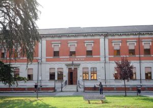 Portomaggiore, si stacca l’intonaco. Un’aula e cinque stanze chiuse