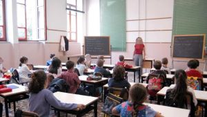 Professoressa taglia i capelli a due alunne in classe per “spiegare” un riassunto