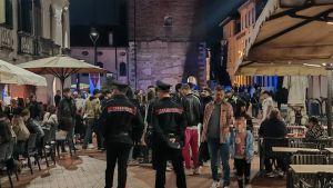 Controlli a tappeto e locali chiusi in anticipo: via Palazzo blindata dopo la stretta anti movida