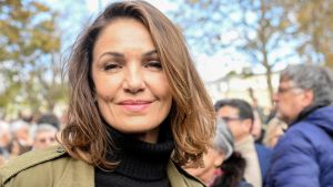 Il giallo di Nadia Farès: “Era senza sensi in posizione yoga sul fondo della piscina”. Dall’incidente al coma, poi la morte