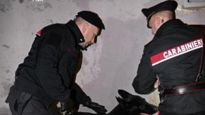 Controlli dei carabinieri in piazza delle Vettovaglie: due denunce e sequestri di droga