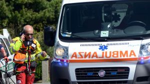 Broni, si schianta col Suv contro un palo della luce: donna di 47 anni in fin di vita