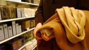 Voghera, arraffano cosmetici per 1.500 in profumeria: arrestata ragazza 20enne, in fuga la complice