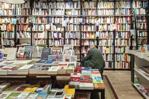 Hyperconcentration, surproduction, « best-sellerisation »… comment les grands groupes, comme celui de Bolloré, tirent profit de la crise de l’édition