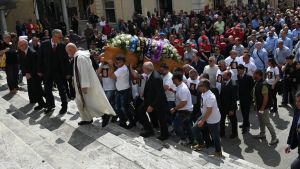 Funerale di Giacomo Bongiorni, applausi e urla davanti al Duomo. Il feretro portato dagli amici / Diretta video